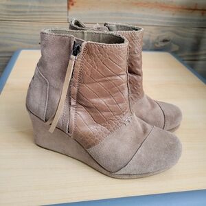 Toms Beige Alligator Embossed Suede Wedge Bootie Women's 9.5